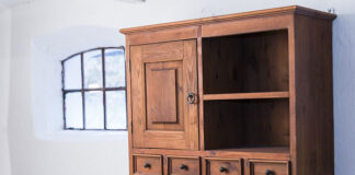 Meble drewniane do rustykalnego salonu - jak je wybrać