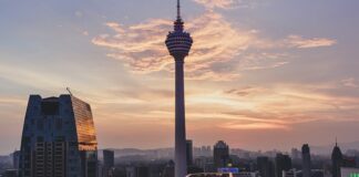 Czy można kleić styropian jak pada deszcz?