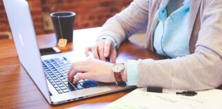 Na czym powiesić plan stołów?