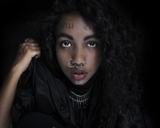 Dlaczego rzeczy z szafy śmierdzą?