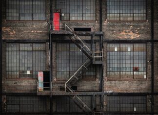 Ile osób może przebywać na drabinie w czasie ewakuacji? Ile osób może przebywać na drabinie w czasie ewakuacji?