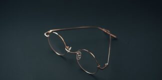 Od jakich czynników zależy jasność stopień moc oświetlenia stanowiska pracy w pomieszczeniach?