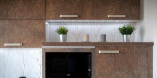 Czy lodówką może stać obok zlewu?