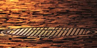 Jak podnieść właz do szamba?