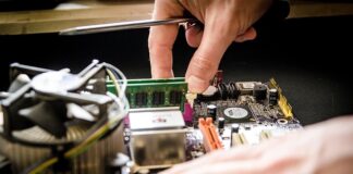 Czy wolno naprawiać czyścić lub smarować elementy maszyn podczas ich pracy?