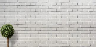 Czym łączyć granatową ściana w salonie?