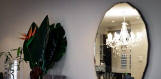 Jak wybrać odpowiednie oświetlenie do pomieszczenia z wiszącym lustrem